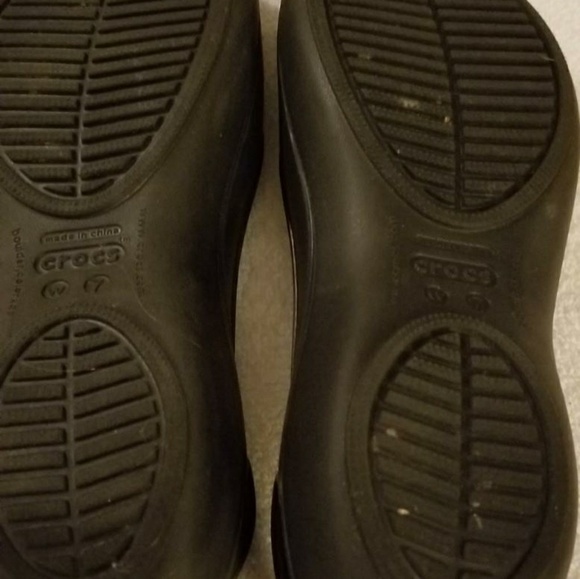 ✨ Crocs Black Flats. Womens Size 7 - Picture 2 of 5
